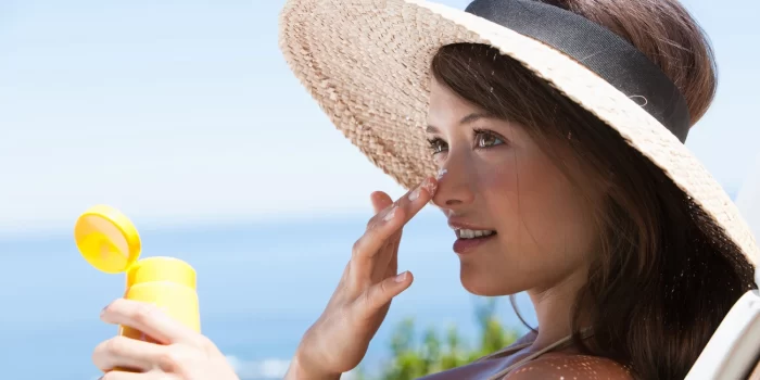 تفاوت کرم‌های ضد آفتاب زنانه و مردانه

