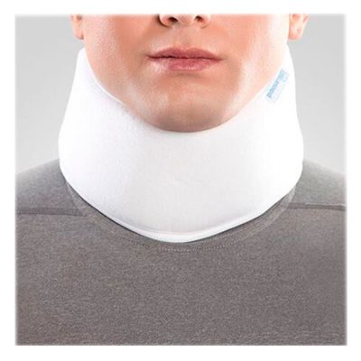 گردن بند طبی نرم آتل دار پاک سمن رنگ سفید Paksaman Soft Cervical Collar، ستون فقرات گردن را در وضعیت طبیعی و آناتومیک قرار داده، مناسب برای کاهش دردهای گردنی با منشاء آرتروز و تسریع در روند درمان می باشد. علاوه بر این جهت کنترل حداقل حرکات سر و گردن و کنترل درد در موارد استئوآرتریت خفیف و دیسک گردن طراحی شده است. بیماری استئوآرتریت یک نوع اختلال در غضروف مفصل همراه با تغییرات هیپرتروفیک استخوان است. یکی دیگر از ویژگی های خاص گردن بند طبی نرم آتل دار پاک سمن راحتی بالا همراه کنترل گردن، ایجاد راحتی با استفاده از پوشش نرم غیر تحریک کننده و قابل تنظیم بودن آن می باشد.