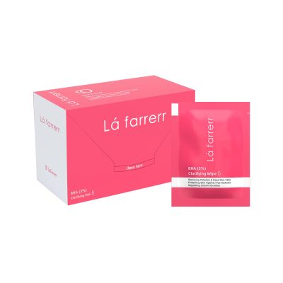 توضیحات پد شماره 3 لافارر | پاکسازی کننده و لایه بردار پوست AHA(10%)-BHA(2%) پد شماره 3 لافارر حاوی آلفا هیدروکسی اسید (AHA) 10% و بتا هیدروکسی اسید (BHA) 2% می‌باشد. آلفا هیدروکسی اسیدها شامل لاکتیک اسید و گلیکولیک اسید هستند که با لایه برداری سطحی، ظاهر پوست را روشن‌تر و یکنواخت‌تر می‌کنند. بتا هیدروکسی اسید، شامل سالیسیلیک اسید است علاوه ‌بر لایه‌برداری سطحی پوست، به عمق منافذ وارد شده و عمل پاکسازی را انجام می‌دهد. پد شماره3 لافارر حاوی آدنوزین نیز می‌باشد که به کاهش چین‌وچروک پوست کمک می‌کند، عصاره بید سفید پوست را لایه‌برداری ملایم می‌کند. عصاره‌های گیاهی میوه تاسمانی و هاماملیس نیز با خواص آنتی‌اکسیدانی، ضدالتهاب و تسکین‌دهنده، از پوست محافظت کرده و به کاهش قرمزی کمک می‌کنند. این پد مناسب انواع پوست است و افرادی که پوست حساس دارند، بهتر است از پدهایی استفاده کنند که درصد اسید پایین‌تری دارند. لازم به ذکر است که لایه‌برداری، پوست را نسبت به اشعه‌های UV حساس‌تر می‌کند، بنابراین استفاده از ضدآفتاب در طول دوره مصرف توصیه می‌شود